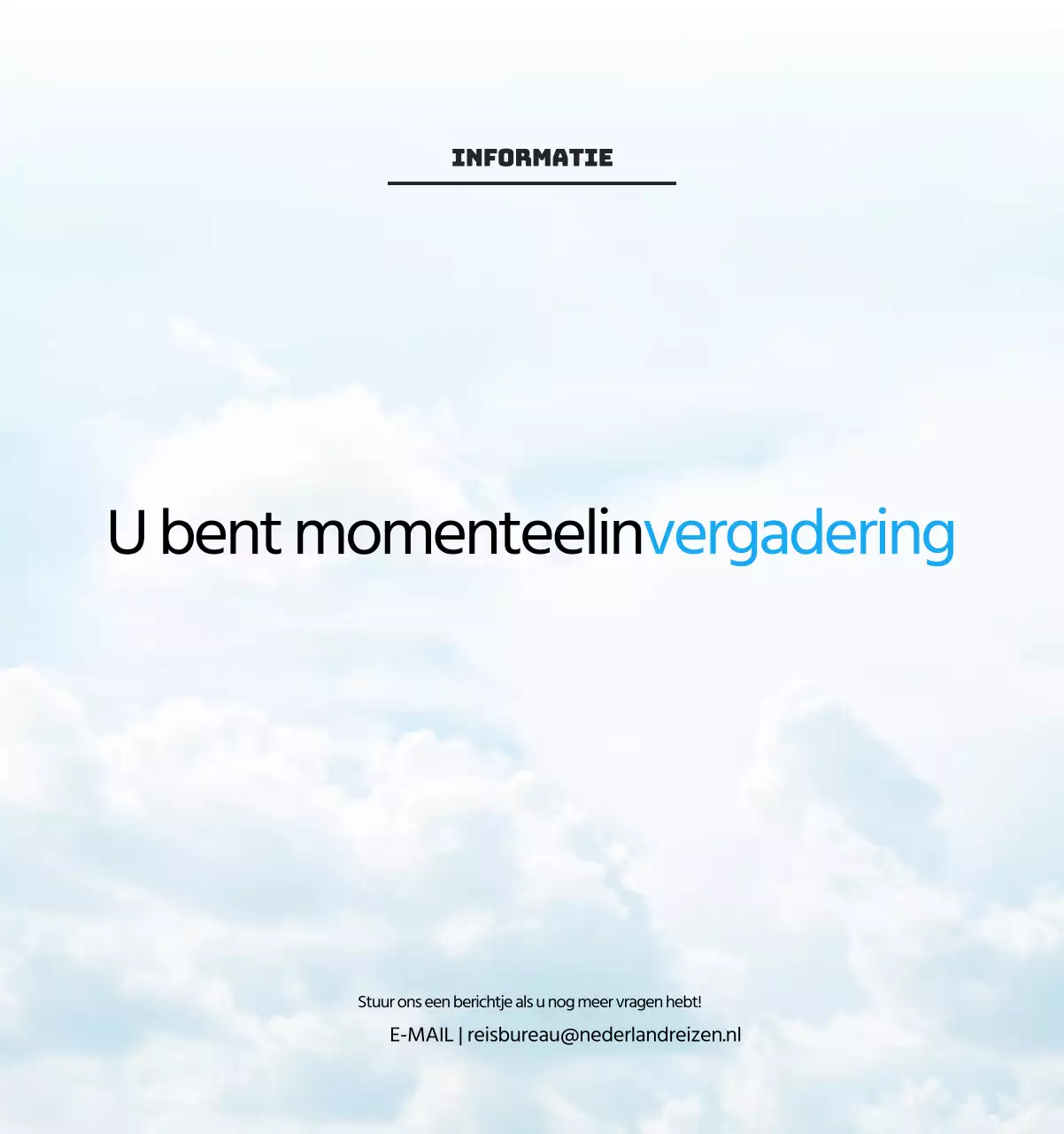 Een reisbureau dat de feestdagen viert met seizoensgebonden reisfotografie en een strakke, vetgedrukte tekstlay-out.