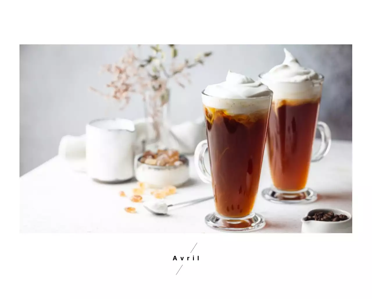 Calendrier de bureau photo simple pour les cafés dans les tons blancs