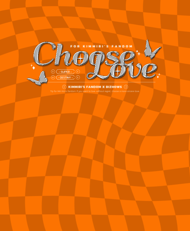 Kaos bergaya efek metalik perak yang simpel dan trendi