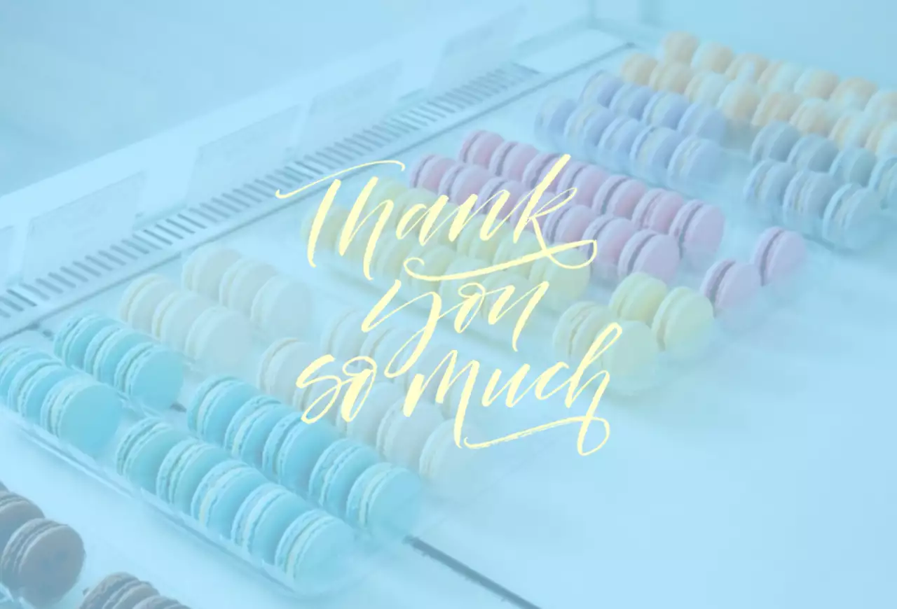 하늘색의 마카롱 디저트 공지 안내 엽서