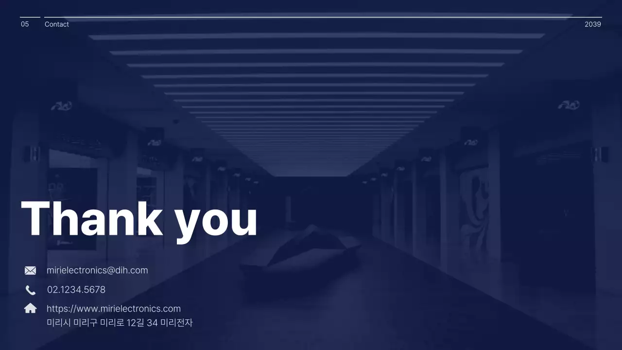 남색과 하얀색의 심플한 컨셉 기업 경영 보고서 