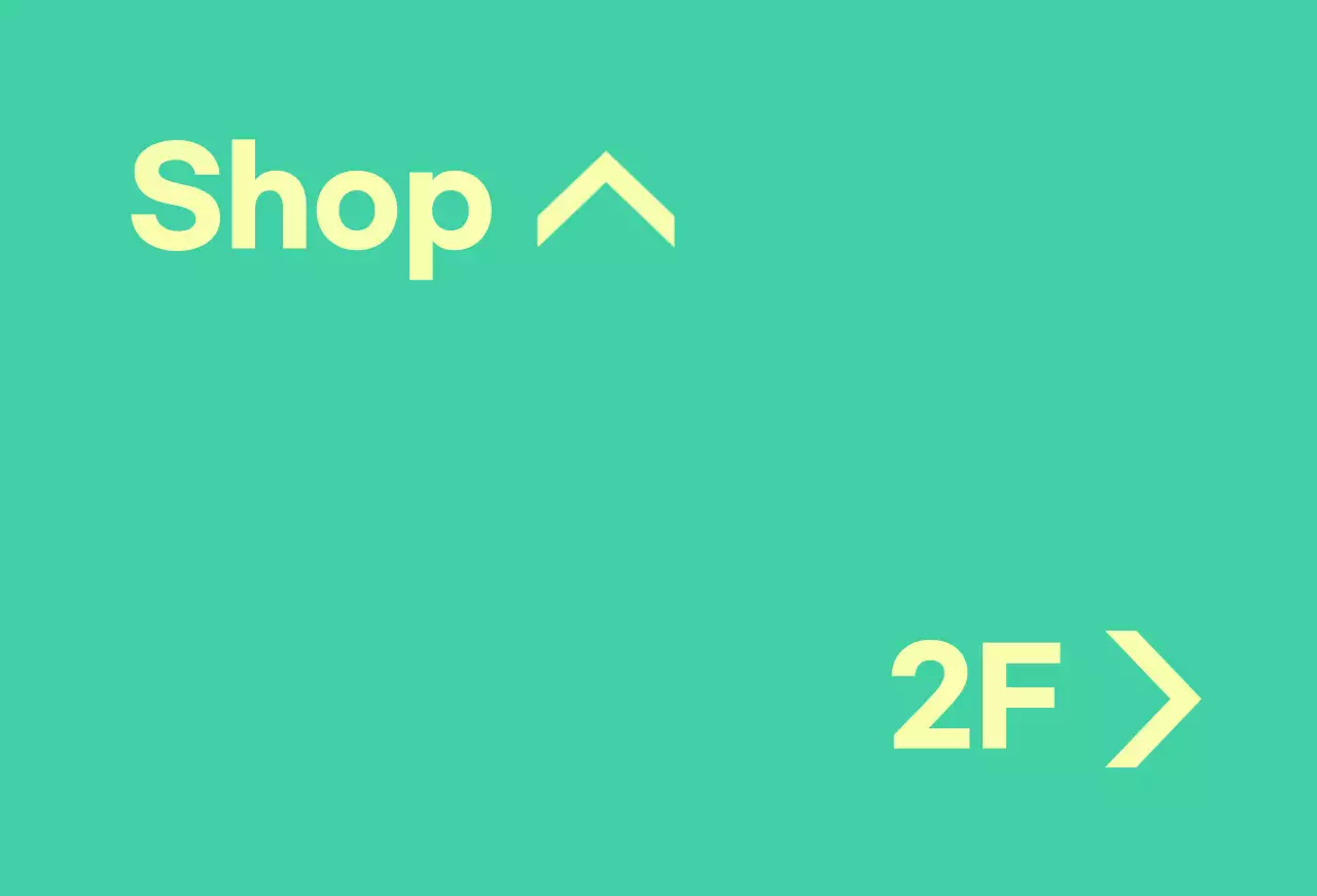 위치 안내 문구가 있는 민트색에 노란색 발매트