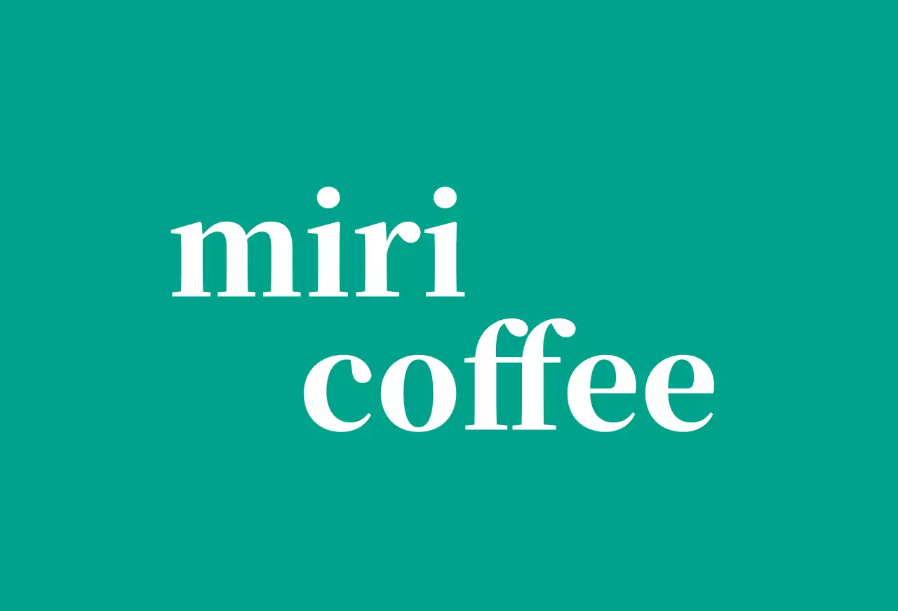 영어로 된 로고가 있는 청록색 배경의 카페 발매트 