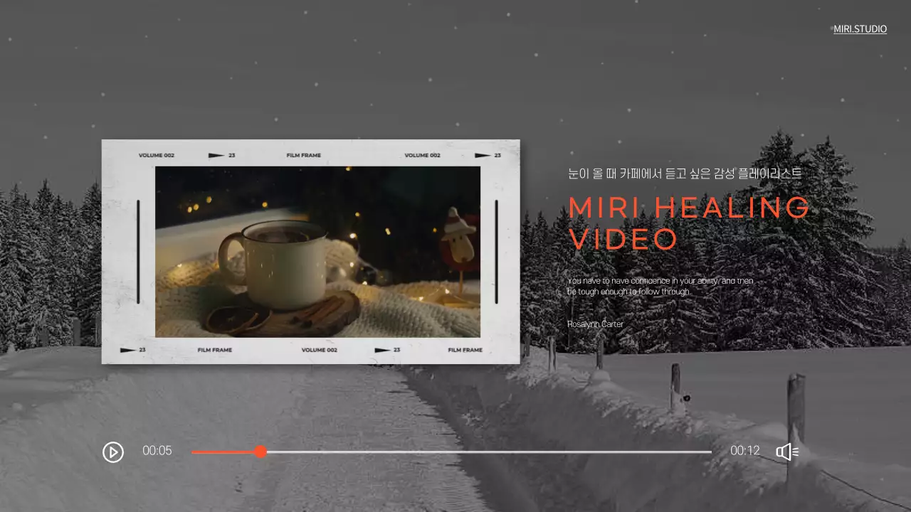 흑백 배경의 커피영상이 있는 감성적인 겨울 카페 플레이리스트 홍보