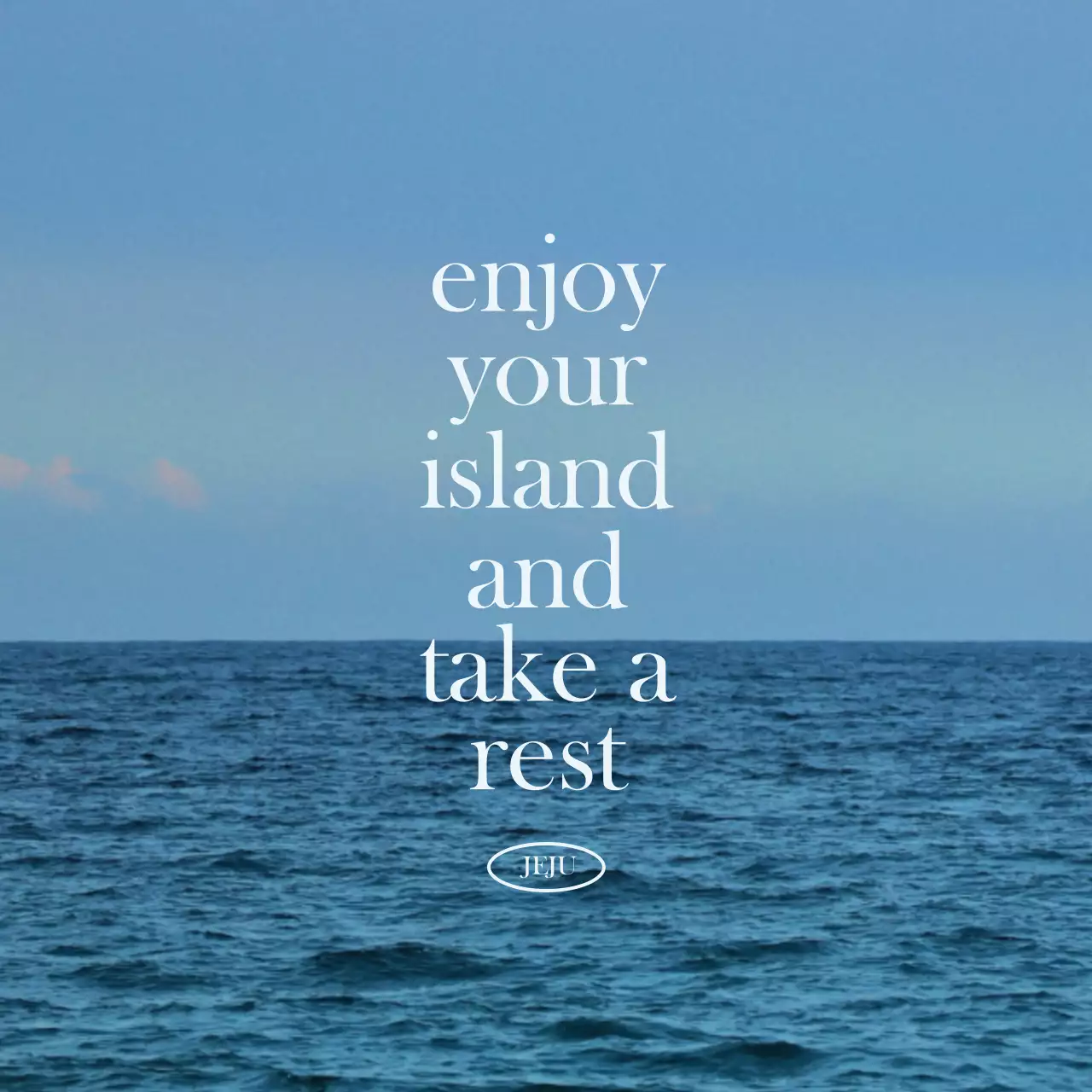 차분하고 감성적인 바다 사진이 배경으로 있는 감성 글씨 관광 상품 디자인