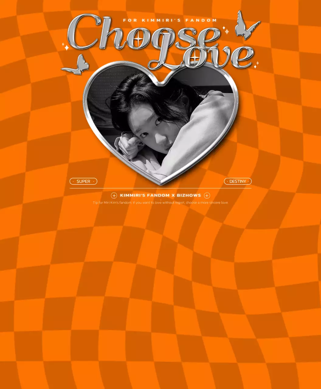 심플하고 힙한 실버 금속 효과 스타일 굿즈 티셔츠