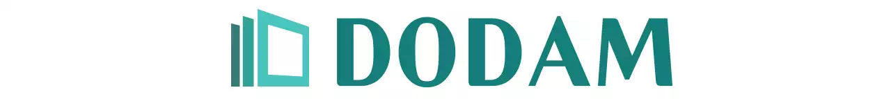 청록색의 회사 로고가 강조된 심플한 홍보용 