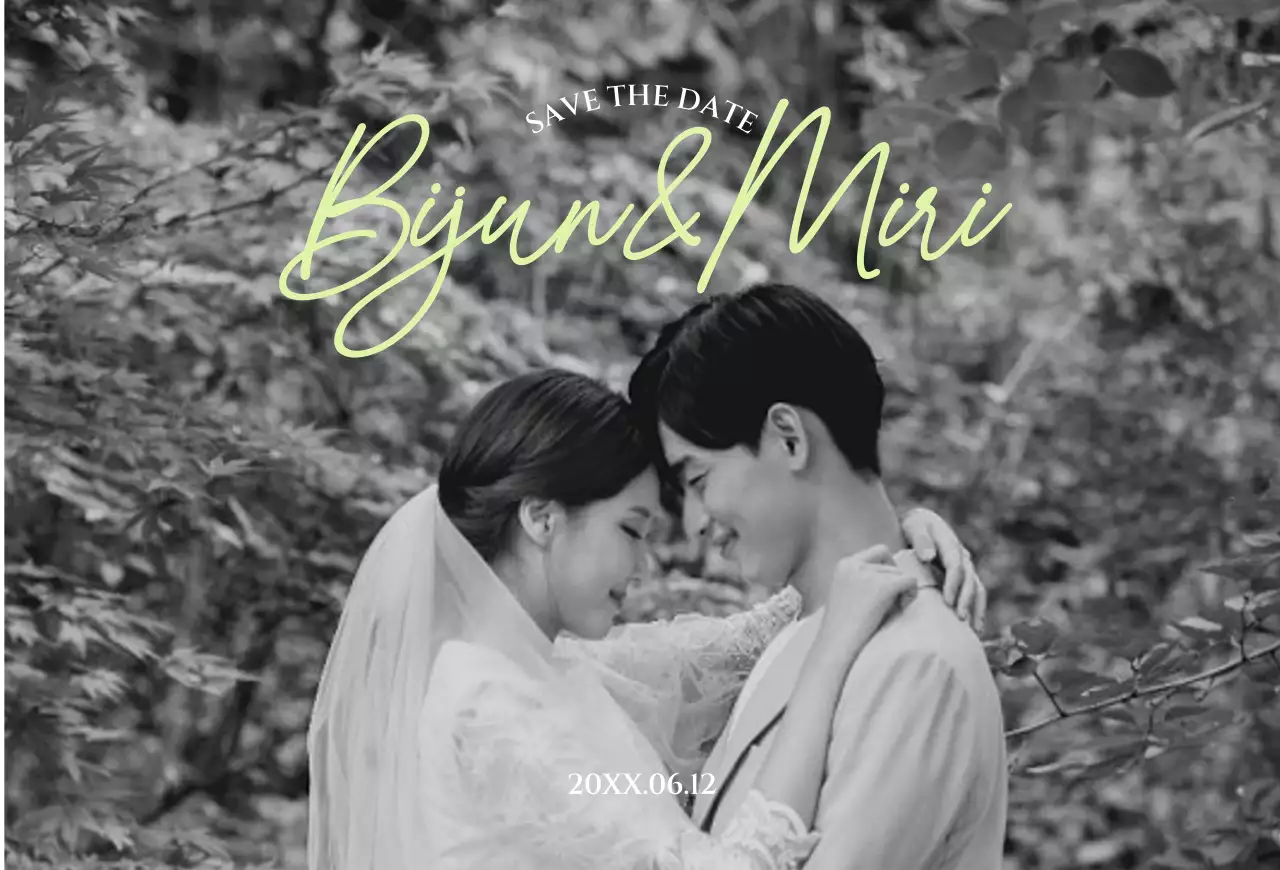 녹색이 포인트가 되는 흑백 웨딩화보가 있는 청첩장