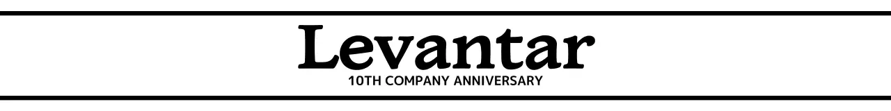 검정색의 심플한 디자인의 텍스트가 강조된 회사 기념일 선물