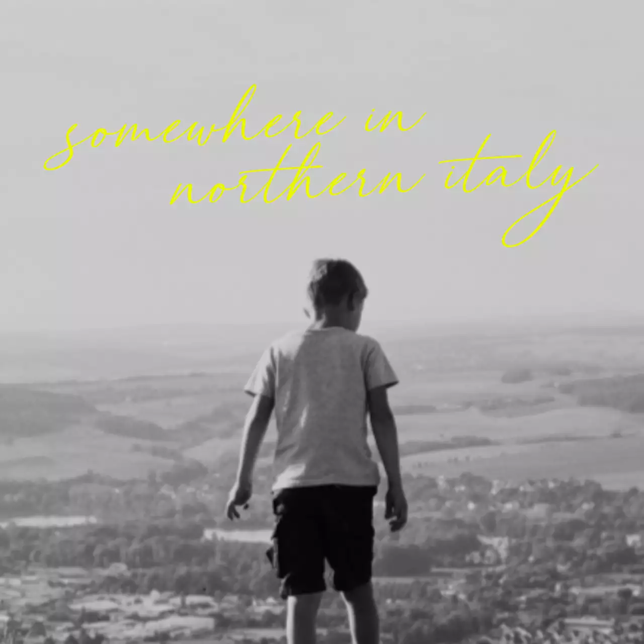 노란색과 흑백의 아이의 뒷모습 사진과 필기체가 있는 감성 굿즈