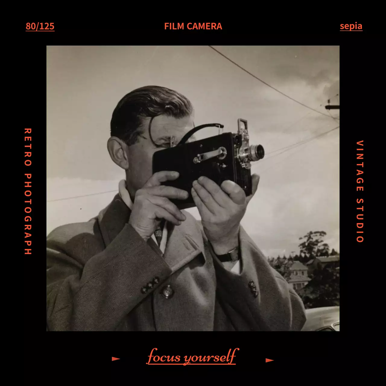 검정색과 빨간색의 필름 컨셉의 빈티지한 사진이 있는 굿즈