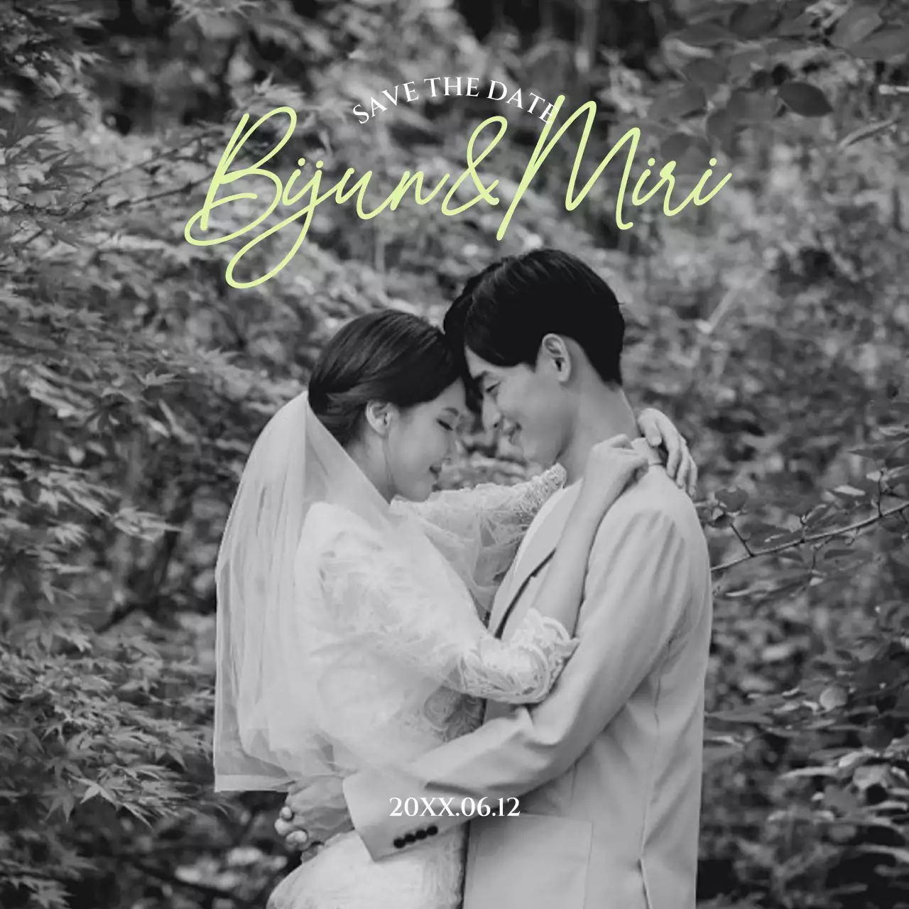 녹색이 포인트가 되는 흑백 웨딩화보가 있는 청첩장