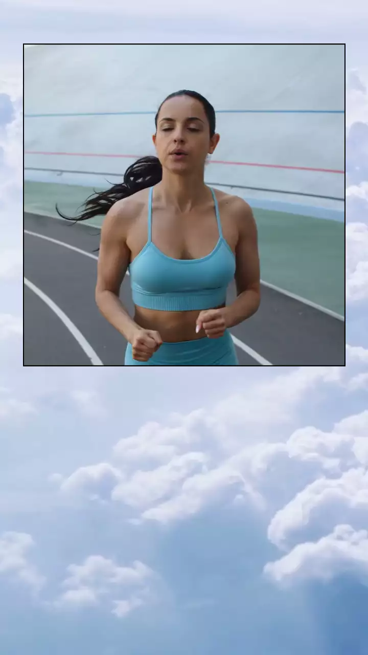 하늘색 구름 시원한 운동화 광고