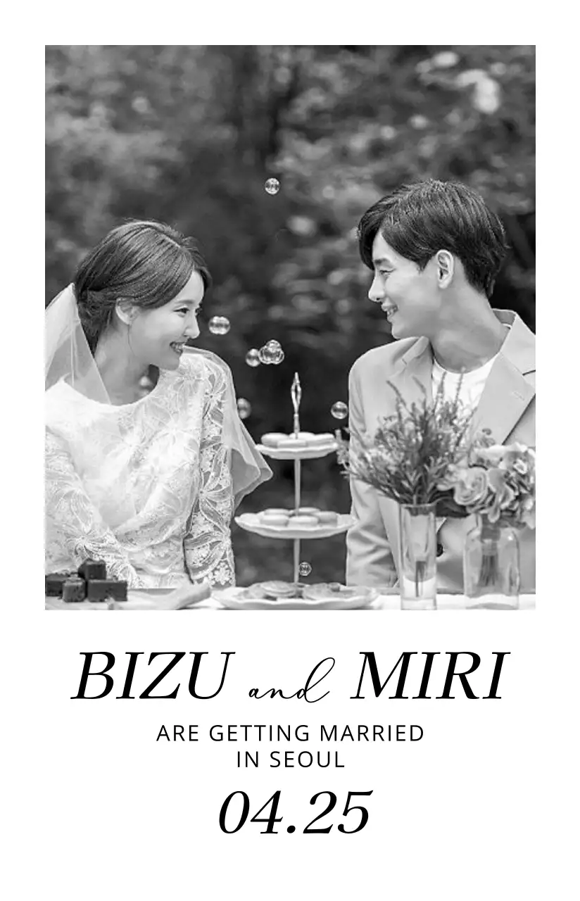 흑백의 심플한 웨딩 화보가 강조된 포토카드형 청첩장