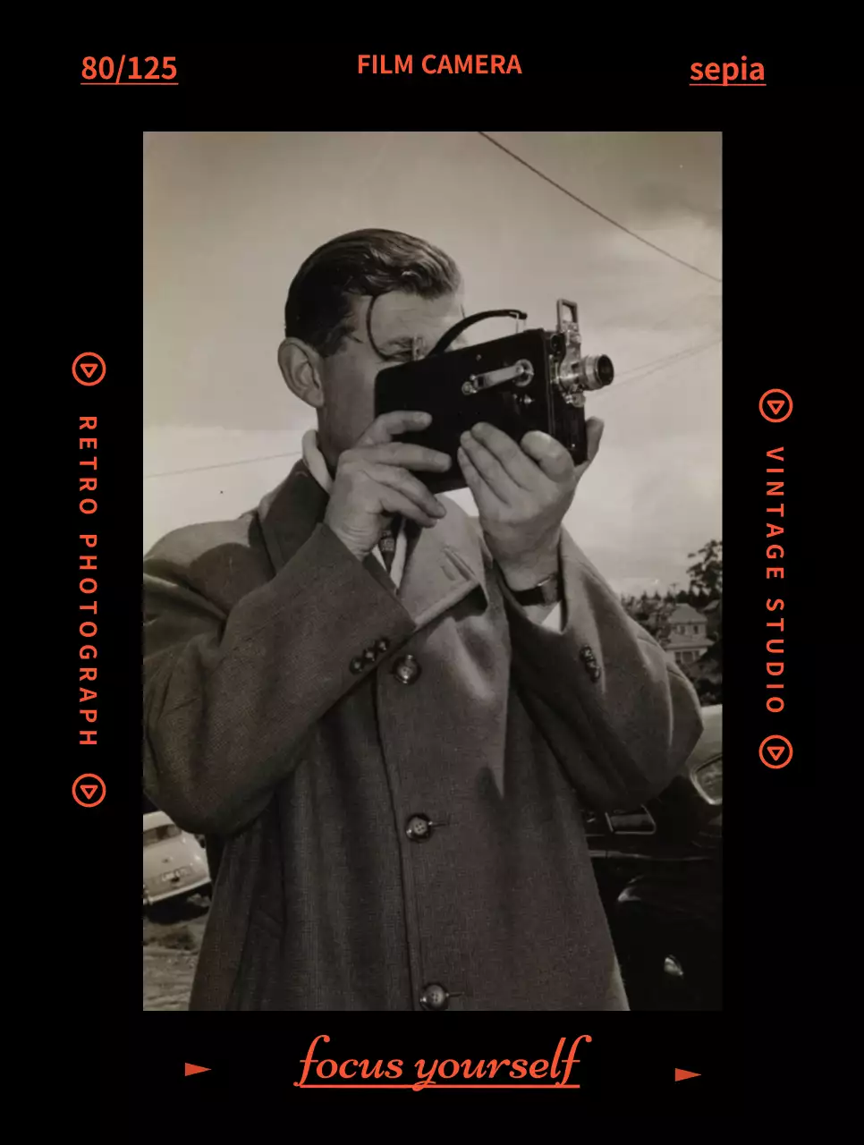 검정색과 빨간색의 필름 컨셉의 빈티지한 사진이 있는 굿즈