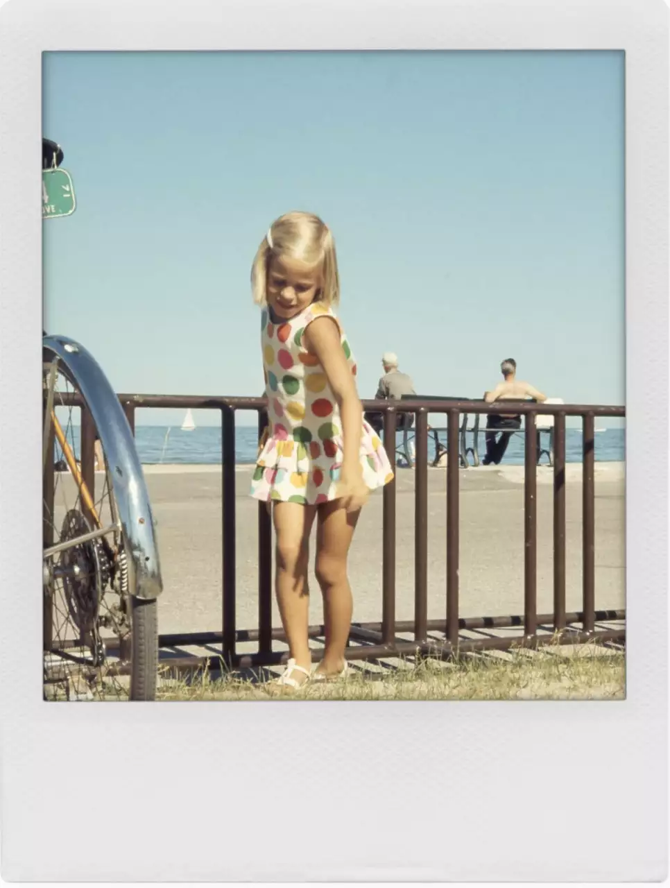 하얀색의 폴라로이드 프레임과 빈티지한 사진들