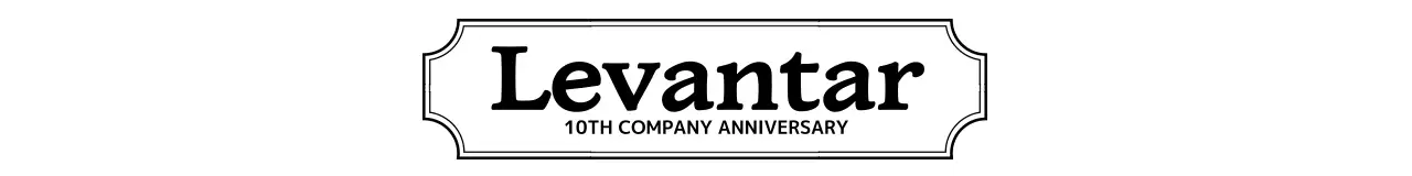 검정색의 테두리와 심플한 회사 로고가 있는 회사 기념일 선물