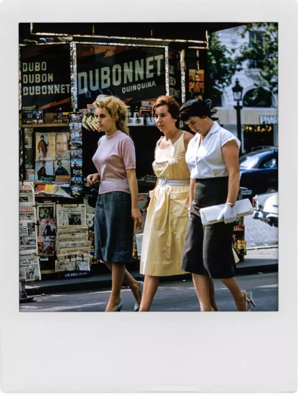 하얀색의 폴라로이드 프레임과 빈티지한 사진들