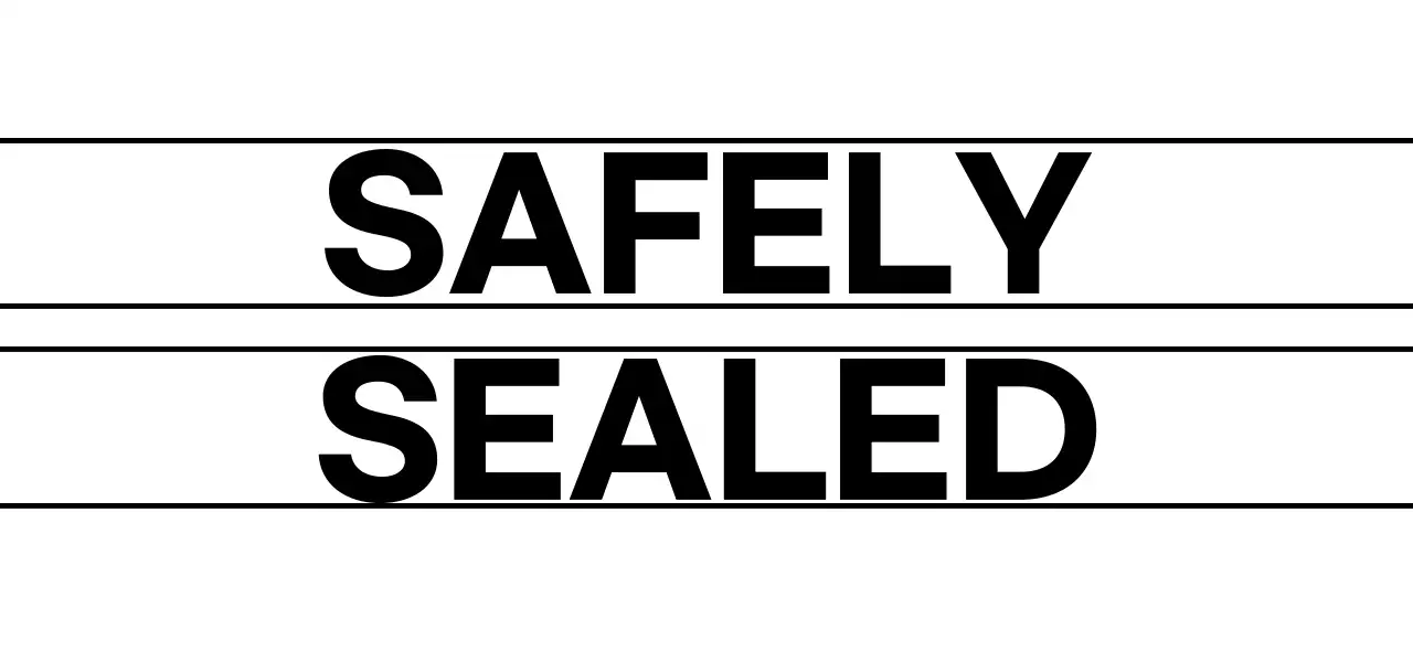 검정색과 흰색의 라인과 단순 텍스트로 이루어진 디자인