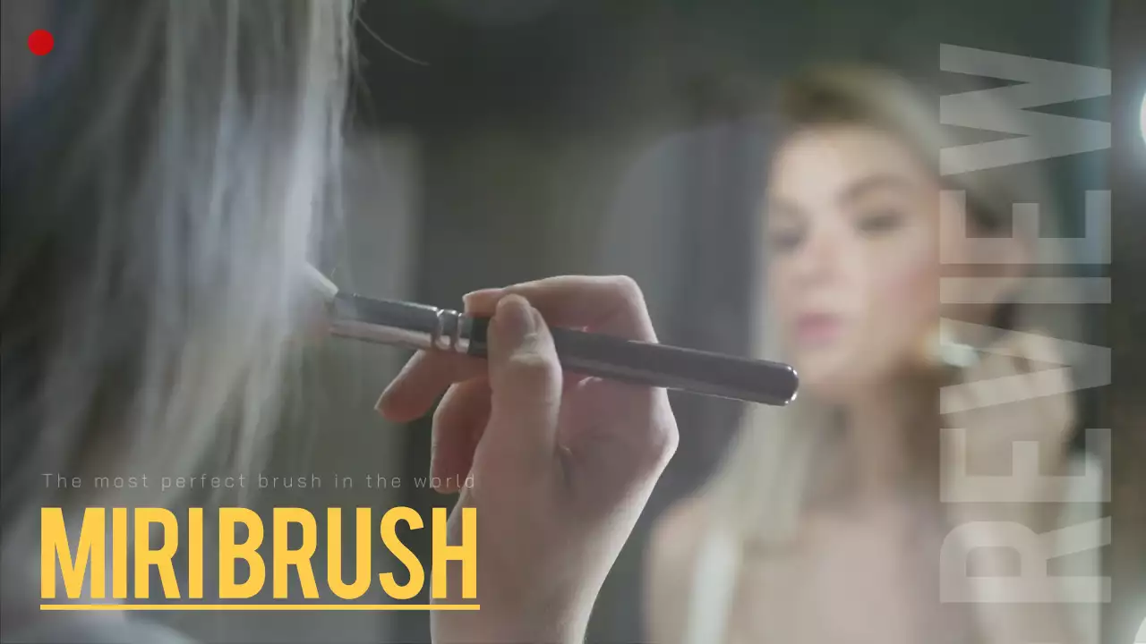 노란색으로 강조된 메이크업 브러시 제품 홍보