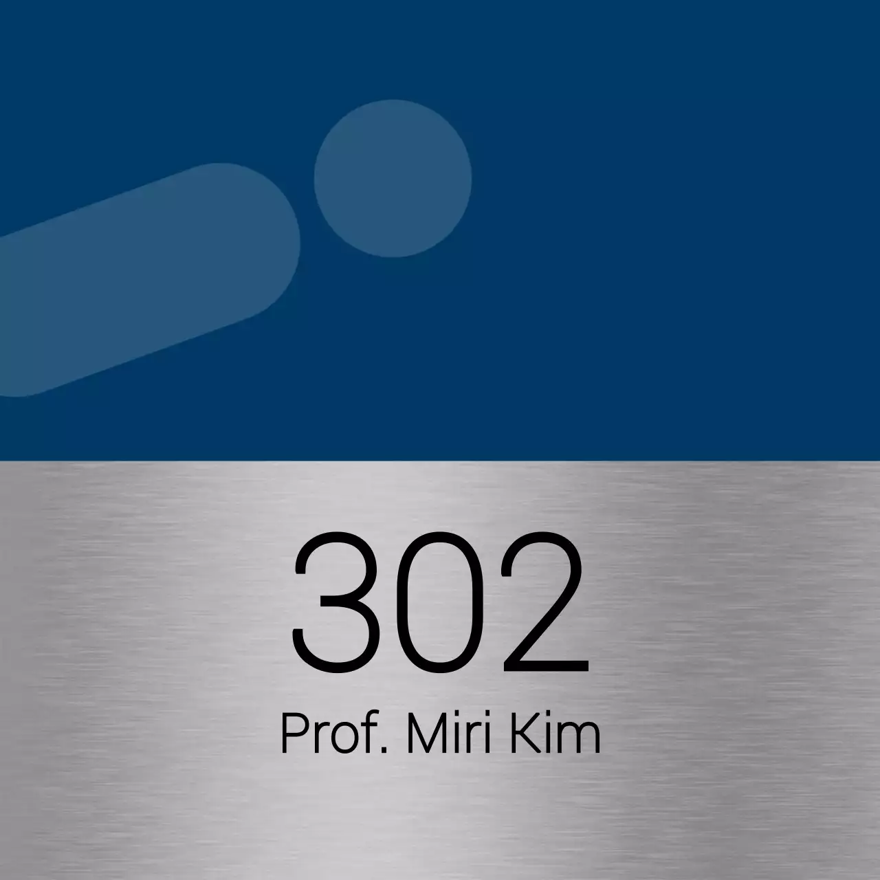 파란색과 검정색의 단순한 도형이 포인트가 되는 대학교 교실 이름 안내