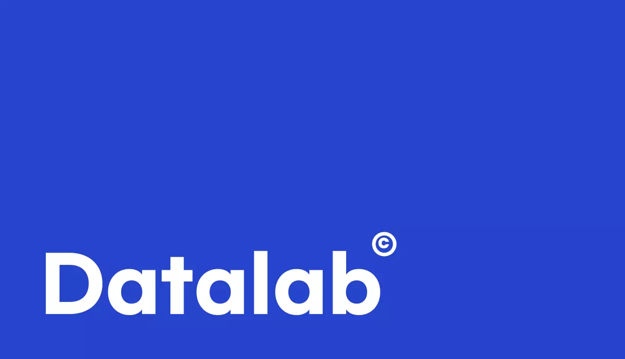 파란색 배경이 쓰인 비지니스 로고가 들어간 명함