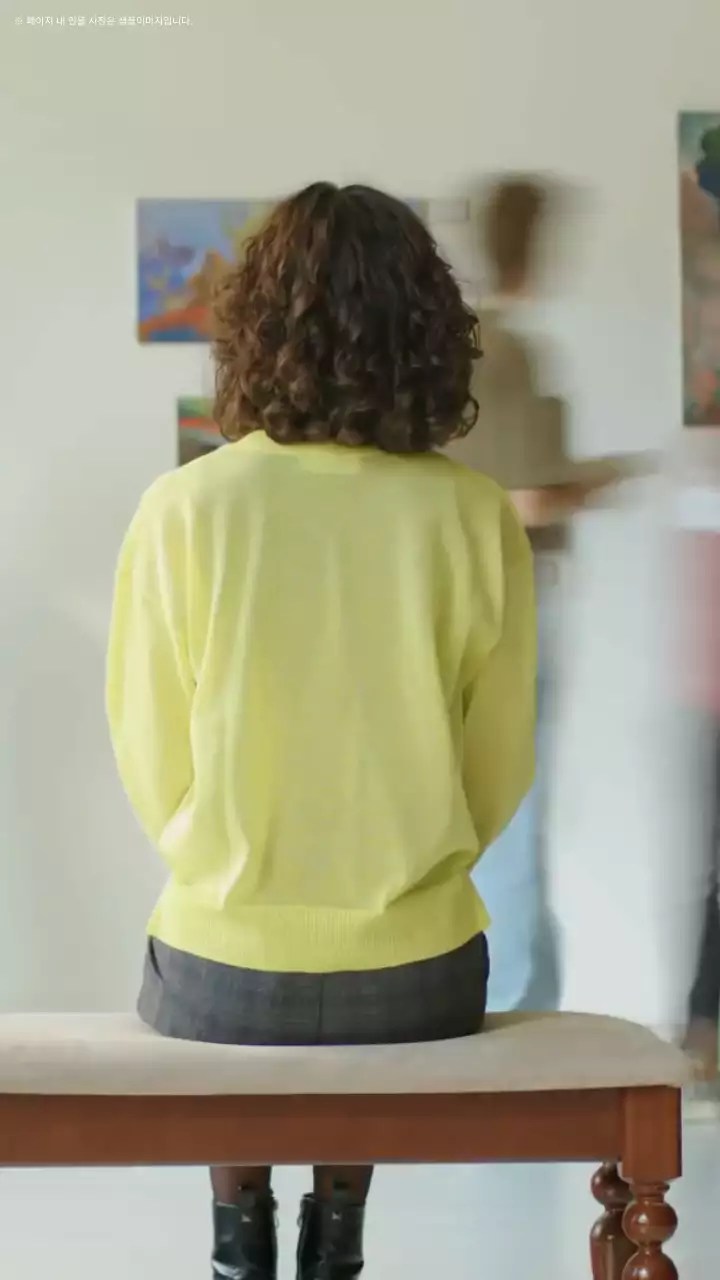 빛이 들어오는 창가 미술관 배경에 액자 프레임 활용한 홍보