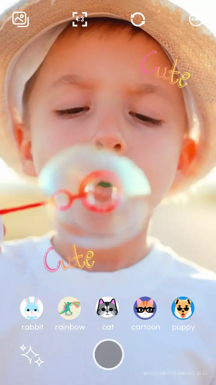 분홍색과 하늘색바탕의 아이가 즐거워하는 영상이 있는 사진 홍보