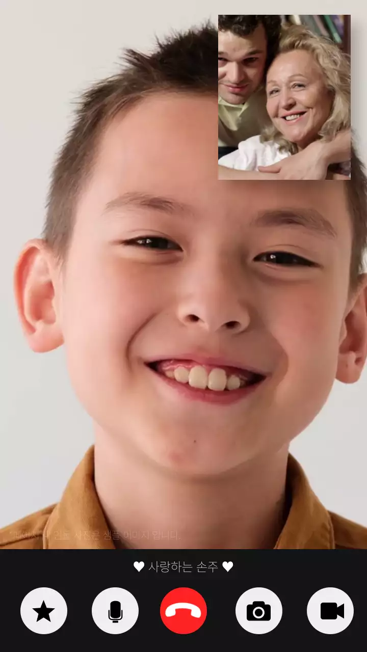 베이지색의 따뜻한 느낌이 나는 조부모와 영상통화 하는 동영상