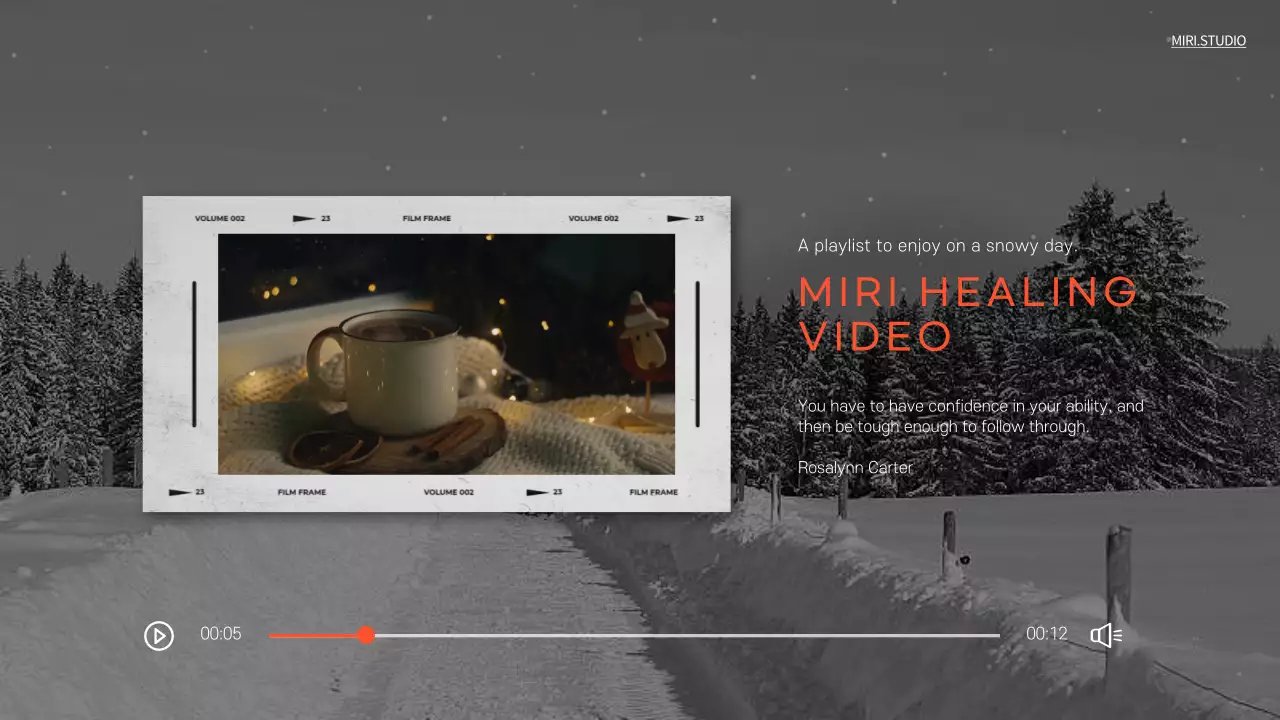 흑백 배경의 커피영상이 있는 감성적인 겨울 카페 플레이리스트 홍보