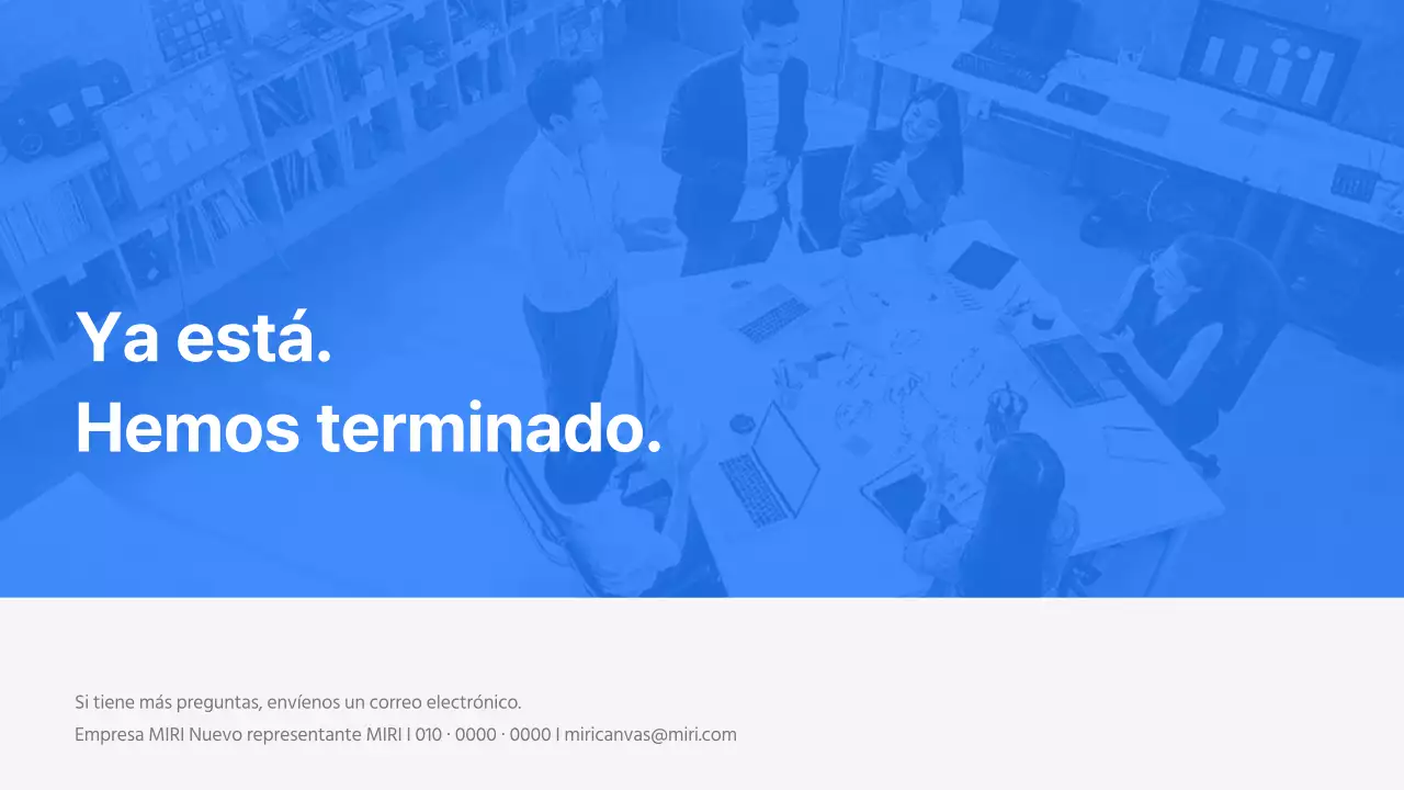 Una presentación empresarial moderna en azul y blanco