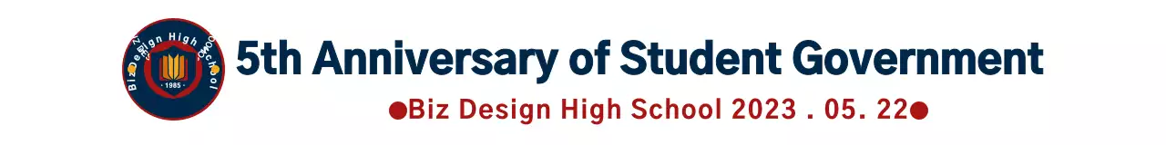 Logo lambang sekolah menengah atas berwarna kuning dan merah biru tua dengan gaya logo Korps Mahasiswa Pemerintahan