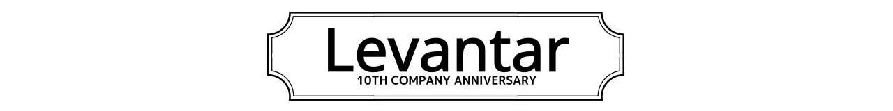 Hadiah ulang tahun perusahaan dengan garis tepi hitam dan logo perusahaan yang sederhana