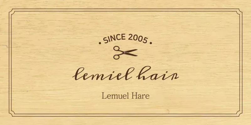 Biển hiệu cửa hàng làm tóc cổ điển với dòng chữ màu đen và hình minh họa chiếc kéo.