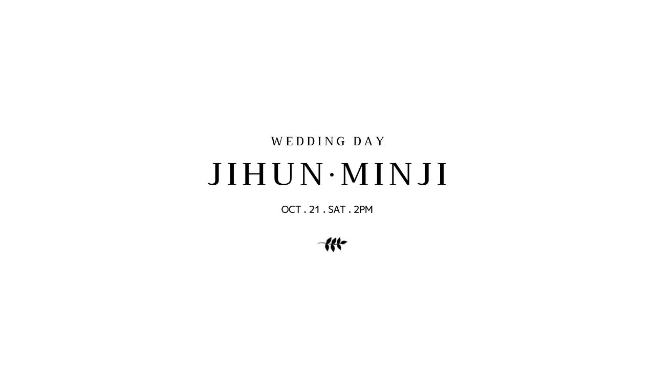 Một phong bì thiệp cưới có thiết kế đơn giản với hình minh họa thực vật màu đen và tên cô dâu chú rể được làm nổi bật.