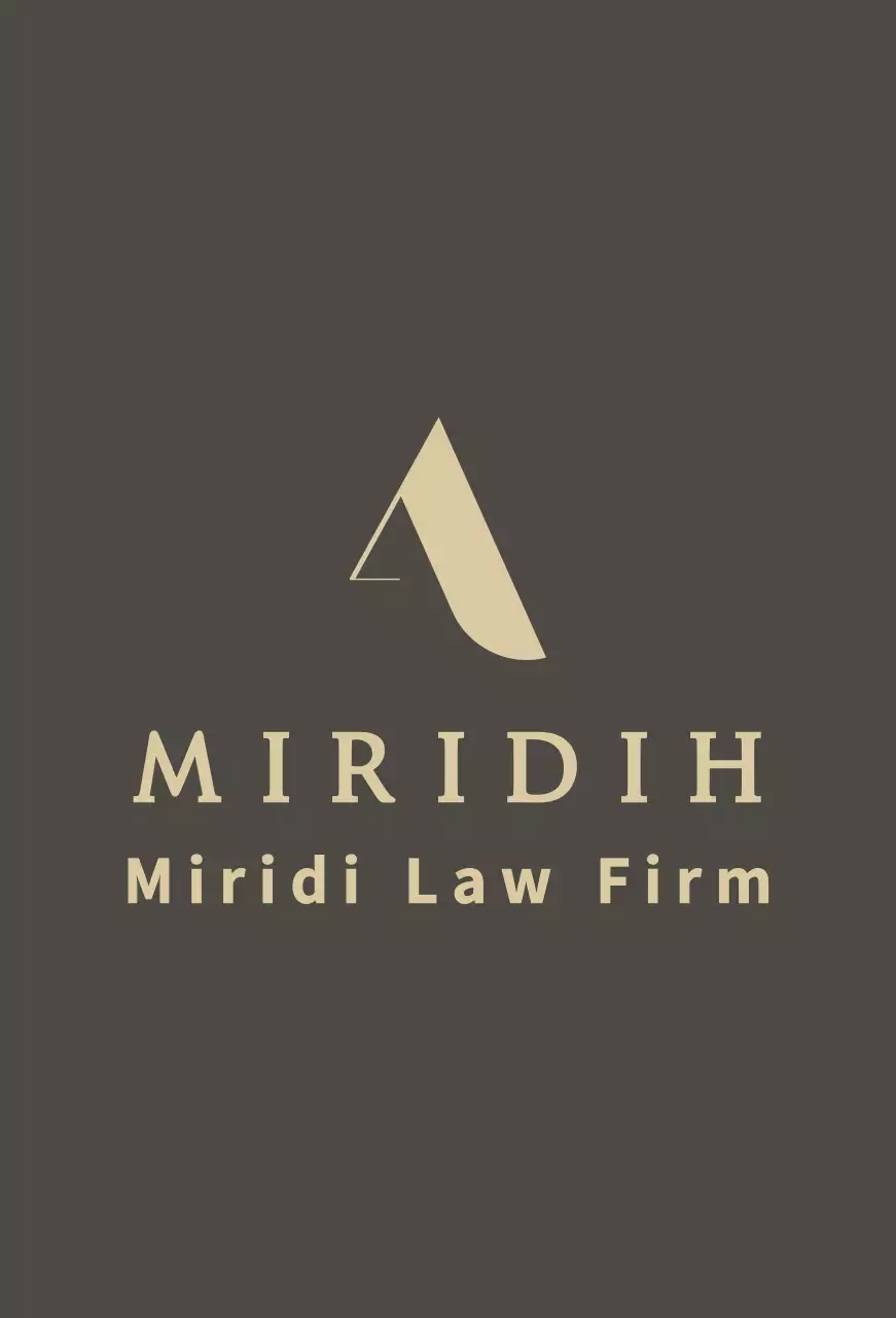 Balsa coklat yang mewah dan tampak mahal dengan logo dan nama firma hukum