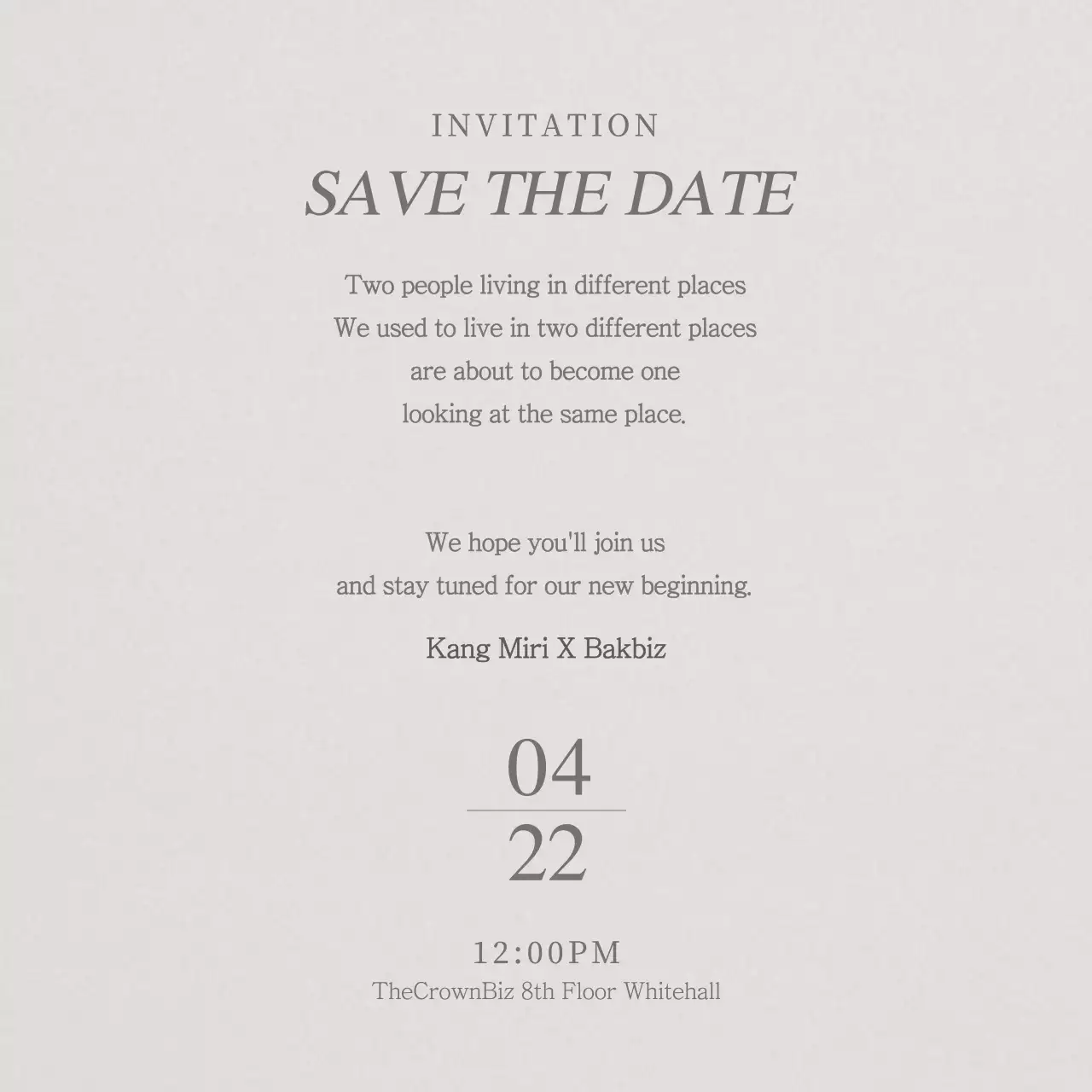 Thiệp mời đám cưới với bầu không khí yên tĩnh làm nổi bật những bức ảnh cưới đen trắng.