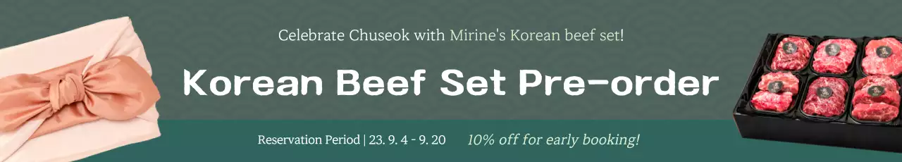 Promoção de pré-reserva para um luxuoso conjunto de oferta de carne de vaca coreana com um fundo verde com padrão tradicional