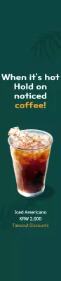 Acara Ice Americano Cafe dengan bayangan pohon palem dengan latar belakang hijau