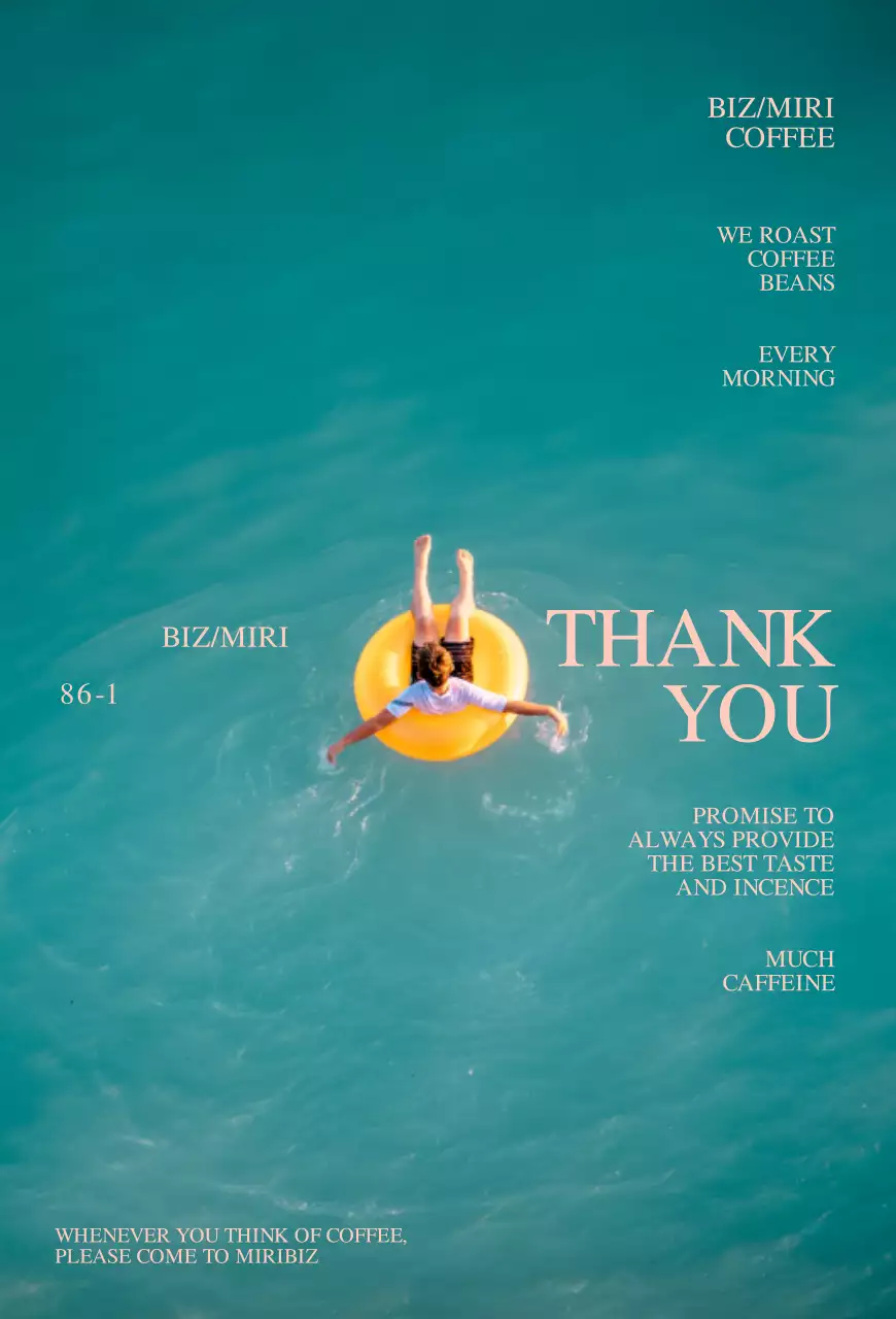 Fotografia de um rapaz num tubo amarelo e o mar