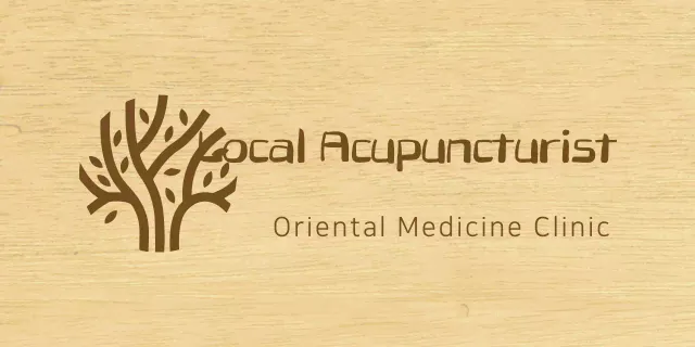 Papan nama klinik Korea yang tampak berkelas dengan teks berwarna cokelat dan ilustrasi garis kayu