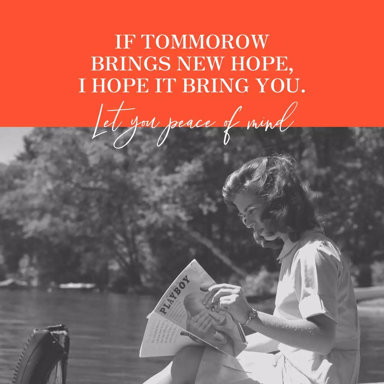 Merchandise sentimental dengan foto hitam putih antik seorang wanita berpakaian oranye.