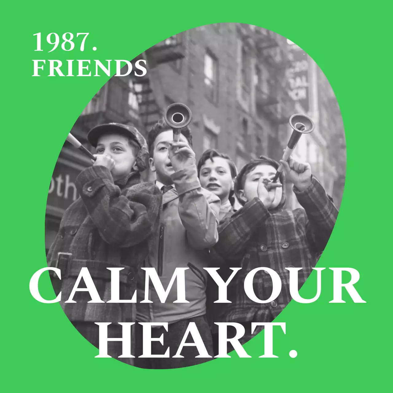 Merchandise sentimental dengan bingkai berbagai bentuk berwarna biru, hijau dan hitam, serta foto hitam putih