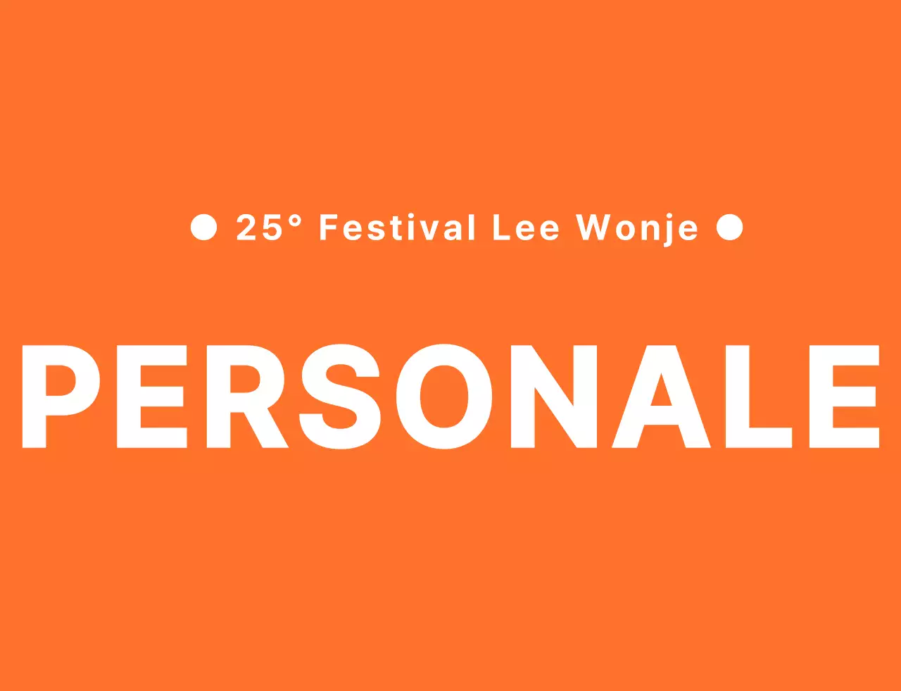 Maglietta per il personale del festival delle scuole superiori con logo a emblema arancione e bianco.