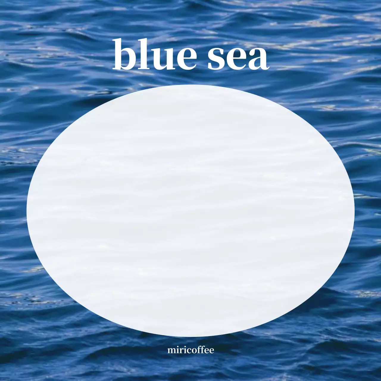 Konsep buku catatan yang rapi dengan foto samudra biru untuk kafe