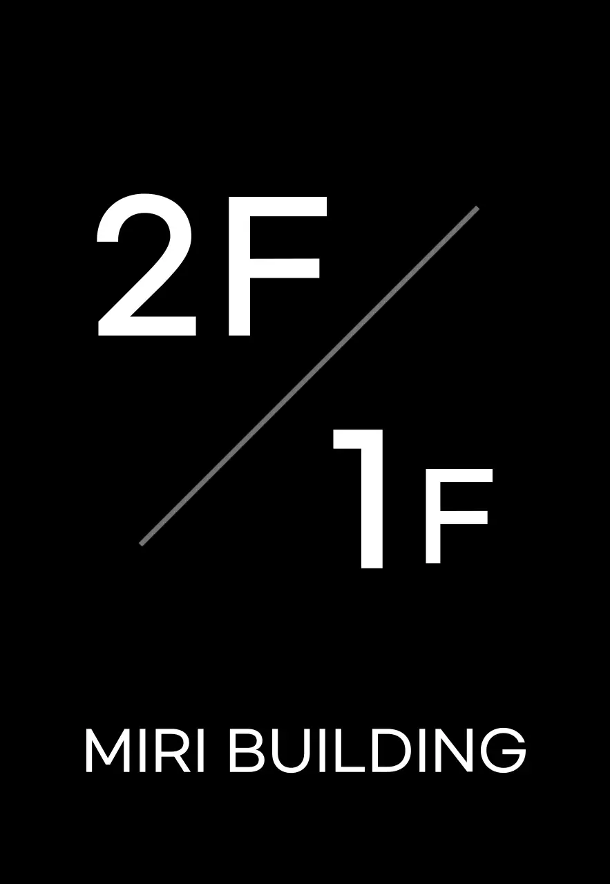 Papan nama sederhana berwarna hitam