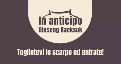 Balsamo marrone con un cartello che invita a togliersi le scarpe.