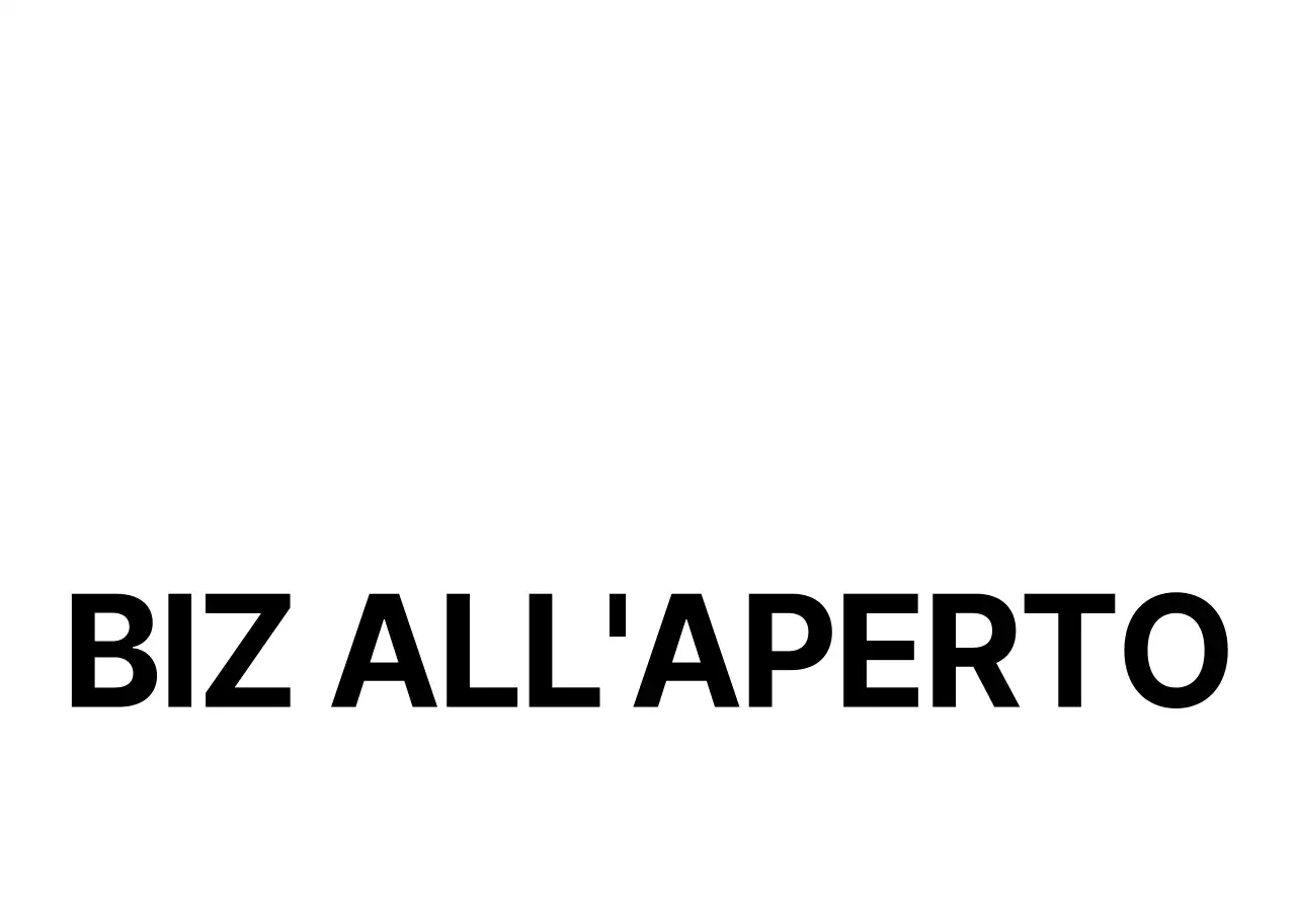 Semplice concetto di campeggio all'aperto logo in bianco e nero