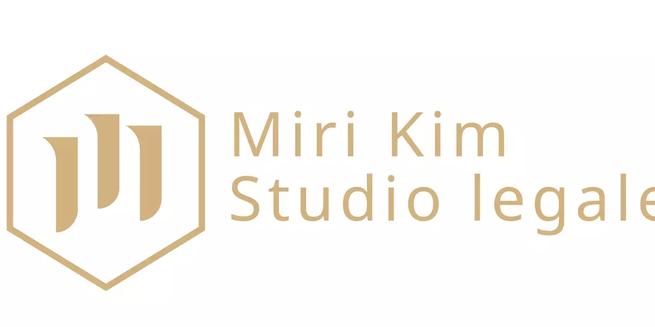 Un design semplice e di classe in beige per promuovere uno studio legale.