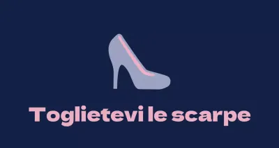 Scarpe da ballo su sfondo blu navy con un cartello che invita a togliersi le scarpe.